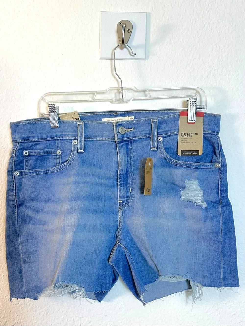 Levi’s Mid Length Shorts I'm Just A Fan Medium Wash Size 32 NWT Stretch Denim